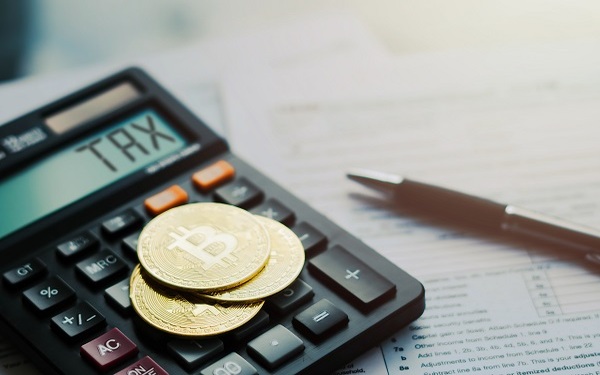Elementos de Fiscalidad en el Comercio Internacional Dirigido a<br><br> Profesionales de empresas de actividad logística que quieran ampliar sus conocimientos en fiscalidad en el comercio internacional, poniendo especial énfasis en operarios, mandos intermedios, directores.<br><br> Descripción<br><br> Con este contenido de curso profesional el alumnado ampliará sus conocimientos sobre fiscalidad en el comercio internacional, para ello trabajará temas relacionados con los impuestos básicos, el IVA en operaciones intracomunitarias y en operaciones con terceros países.<br><br> COMPETENCIAS<br><br> 1.Conocer los impuestos básicos para entender el funcionamiento y las consideraciones generales de la fiscalidad.<br> 2.Conocer cómo funciona el IVA en las operaciones intracomunitarias para saber identificar que operaciones están sujeta a IVA y cuáles no.<br> 3.Conocer que son las operaciones con terceros países para aprender a distinguir cómo funciona el IVA en las exportaciones y en las importaciones.<br><br> CRITERIOS DE EVALUACIÓN (Objetivos)<br><br> 1.Conocer los elementos de la fiscalidad.<br> 2.Conocer los tipos impositivos de IVA.<br> 3.Diferenciar exportaciones e importaciones.
