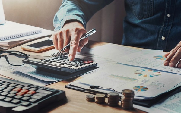 IVA en operaciones Intracomunitarias Dirigido a<br><br> Profesionales de cualquier sector laboral.<br><br> Descripci贸n<br><br> Con este contenido de curso profesional se capacitar谩 al alumnado para utilizar el idioma con cierta seguridad y flexibilidad, receptiva y productivamente, tanto en forma hablada como escrita, as铆 como para comprender y producir textos en una variedad de lengua est谩ndar, con estructuras habituales y un repertorio l茅xico com煤n no muy idiom谩tico, y que versen sobre temas generales, cotidianos o de inter茅s personal.<br><br> COMPETENCIAS<br><br> 1.Comprender el sentido general, los puntos principales e informaci贸n espec铆fica de textos orales.<br> 2.Comprender e identificar la informaci贸n esencial, los puntos principales y los detalles relevantes de textos orales emitidos por medios t茅cnicos.<br> 3.Expresarse con adecuaci贸n, eficacia y con razonable fluidez, precisi贸n y correcci贸n en una amplia gama de situaciones y temas, narrando y describiendo experiencias, sentimientos y acontecimientos, transmitiendo informaci贸n, presentando un tema conocido y justificando las propias opiniones.<br> 4.Identificar el tema, los puntos principales, el hilo argumental, los detalles relevantes y las conclusiones de textos claros y bien organizados sobre temas generales actuales o relacionados con su especialidad, as铆 como de instrucciones f谩ciles, reconociendo el tipo de texto y el registro est谩ndar, formal o informal.<br> 5.Localizar informaci贸n espec铆fica en textos m谩s extensos, procedentes de distintas fuentes, con el fin de realizar una tarea concreta.<br> 6.Escribir textos sencillos sobre temas cotidianos o de inter茅s personal, para dar y transmitir informaci贸n, expresar opiniones, sentimientos e impresiones personales, narrar, describir, justificar, parafrasear y sintetizar informaci贸n de forma coherente y con una organizaci贸n y cohesi贸n sencillas pero eficaces.<br> 7.Participar y reaccionar de forma adecuada, con cierta seguridad y fluidez en una amplia gama de situaciones.<br><br> CRITERIOS DE EVALUACI脫N (Objetivos)<br><br>1.Comprender el sentido general, la informaci贸n esencial, los puntos principales y los detalles m谩s relevantes de textos orales, claramente estructurados, en lengua est谩ndar, referentes a asuntos y temas generales o conocidos, pronunciados a velocidad media, buenas condiciones ac煤sticas y con posibilidad de repeticiones.<br> 2.Participar en conversaciones relacionadas con una variedad de temas generales y sobre asuntos menos corrientes, de forma organizada y adecuada a la situaci贸n de comunicaci贸n, reaccionando y cooperando con una correcci贸n, fluidez y espontaneidad que permitan la interacci贸n, aunque a veces sea a煤n necesario el cierto apoyo del interlocutor.<br> 3.Comprender el sentido general, los puntos principales y los detalles m谩s relevantes de textos escritos claros y bien organizados, en lengua est谩ndar, incluso extensos, procedentes de diversas fuentes y referidos a la actualidad, la cultura o relacionados con sus intereses o su especialidad.<br> 4.Escribir textos claros y detallados de diversa tipolog铆a, con diferentes prop贸sitos, con correcci贸n formal, la cohesi贸n, la coherencia y el registro adecuados, en los que se solicita o se transmite informaci贸n, se describen o narran acontecimientos conocidos, hechos imaginarios, sue帽os, deseos, sentimientos, reacciones y deseos, se justifican brevemente opiniones y se explican planes y proyectos.