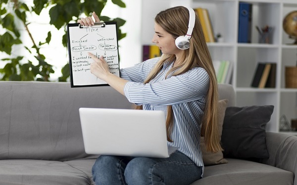 Ingl茅s B1 (I) Dirigido a<br><br> Profesionales de cualquier sector laboral.<br><br> Descripci贸n<br><br> Con este contenido de curso profesional el alumnado podr谩 utilizar el idioma de forma sencilla pero adecuada y eficaz, siendo capaz de comprender, expresarse e interactuar, tanto en forma hablada como escrita, en situaciones cotidianas, que requieran comprender y producir textos breves, en diversos registros y en lengua est谩ndar, que versen sobre aspectos b谩sicos concretos de temas generales y que contengan expresiones, estructuras y l茅xico de uso frecuente.<br><br> COMPETENCIAS<br><br> 1.Comprender lo suficiente como para satisfacer necesidades b谩sicas, identificando la intenci贸n comunicativa, el asunto, los puntos principales y el registro, formal o informal, dentro de lo est谩ndar, de mensajes breves, claros y sencillos, contextualizados y sobre asuntos conocidos.<br> 2.Extraer la informaci贸n esencial y los puntos principales de mensajes grabados o emitidos por medios audiovisuales, sobre asuntos cotidianos contextualizados, pronunciados con claridad, en buenas condiciones ac煤sticas y siempre que exista la posibilidad de volver a escuchar algunas partes m谩s dif铆ciles.<br> 3.Producir intervenciones comprensibles, adecuadas y coherentes para cumplir las funciones b谩sicas de comunicaci贸n y las relacionadas con sus intereses.<br> 4.Utilizar un repertorio ling眉铆stico b谩sico pero suficiente para hacerse comprender, aunque con un control todav铆a limitado, con necesidad de pausas, reformulaciones, gestos y apoyo gr谩fico.<br> 5.Captar la intenci贸n comunicativa, el sentido global, los puntos principales y detalles relevantes, el registro, formal o informal dentro de lo est谩ndar, de correspondencia personal habitual, as铆 como de textos sencillos sobre temas cotidianos, apoy谩ndose en el contexto, el reconocimiento de la estructura y la disposici贸n gr谩fica.<br> 6.Localizar informaci贸n espec铆fica en listados, anuncios, peri贸dicos, p谩ginas web, etc.<br> y entender normas o instrucciones sencillas, de seguridad, de uso de un aparato, etc.<br> 7.Escribir mensajes y textos sencillos, relativos a aspectos concretos conocidos, adecuados a la situaci贸n de comunicaci贸n, en un registro neutro y con un control limitado de los recursos ling眉铆sticos.<br> 8.Organizar los textos y cohesionarlos con recursos elementales, respetando razonablemente las convenciones del lenguaje escrito.<br> 9.Realizar intercambios sencillos, sin mucho esfuerzo y de manera eficaz, y participar activamente en conversaciones relacionadas con situaciones de comunicaci贸n habituales, personales o profesionales, utilizando un lenguaje est谩ndar y con la ayuda de los interlocutores.<br> 10.Comprender y escribir notas, mensajes breves o cartas sencillas, as铆 como mensajes rutinarios de car谩cter social, adecuados a la situaci贸n de comunicaci贸n, utilizando una organizaci贸n y cohesi贸n elemental, un registro neutro y un control limitado de los recursos ling眉铆sticos, reconociendo y utilizando los formatos y las convenciones de esos tipos de escritos.<br> 11.Conocer los aspectos socioculturales y las convenciones sociales m谩s relevantes en la vida diaria, as铆 como los referidos al propio 谩mbito, con el fin de plasmarlos en su comportamiento y comunicaci贸n.<br> 12.Reconocer y utilizar las f贸rmulas de saludo, de cortes铆a y de tratamiento m谩s habituales.<br> 13.Utilizar un registro formal e informal, b谩sico pero cuidado, en lengua est谩ndar y reconocer algunas expresiones coloquiales de uso frecuente, as铆 como referencias culturales elementales relacionadas con la vida cotidiana.<br> 14.Comprender los gestos, comportamientos y valores diferentes a los propios, que subyacen en los aspectos socioculturales m谩s cotidianos y evidentes.<br> 15.Alcanzar un repertorio suficiente de exponentes ling眉铆sticos par a las funciones del nivel y utilizar con correcci贸n las f贸rmulas y estructuras aprendidas.<br> 16.Conseguir un control limitado en la construcci贸n del lenguaje, con los posibles errores sistem谩ticos del nivel.<br> 17.Pronunciar de forma clara y comprensible, aunque resulte evidente el acento extranjero.<br> 18.Escribir con correcci贸n ortogr谩fica el lenguaje com煤n trabajado.<br> Apropiaci贸n de la terminolog铆a necesaria.<br><br> CRITERIOS DE EVALUACI脫N (Objetivos)<br><br> 1.Extraer la informaci贸n esencial, los puntos principales e informaci贸n espec铆fica de textos orales breves, de estructura sencilla y l茅xico de uso frecuente, sobre asuntos cotidianos, transmitidos de viva voz o por medios t茅cnicos, articulados con claridad a una velocidad lenta, en un registro formal o neutro, en contextos no interactivos.<br> 2.Comprender mensajes breves, claros y sencillos, en lengua est谩ndar, dentro de un contexto conversacional y sobre asuntos y aspectos conocidos, en un grado que permita satisfacer las necesidades b谩sicas e identificar el tema, los puntos principales y las intenciones comunicativas, as铆 como el registro formal o informal, con posibilidad de solicitar repeticiones o aclaraciones.<br> 3.Realizar intervenciones breves y sencillas, comprensibles, adecuadas y coherentes, relacionadas con sus intereses y con las necesidades de comunicaci贸n m谩s inmediatas previstas en el programa, en un registro neutro, todav铆a con pausas e interrupciones, con un repertorio y control limitado de los recursos ling眉铆sticos y con el apoyo de comunicaci贸n gestual.<br> 4.Participar en conversaciones relacionadas con las situaciones de comunicaci贸n m谩s habituales, previstas en el programa, de forma sencilla pero adecuada, reaccionando y cooperando, siempre que su interlocutor tambi茅n coopere, hable despacio, con claridad y se puedan solicitar aclaraciones.<br> 5.Extraer el sentido general, los puntos principales e informaci贸n espec铆fica de textos escritos breves, de estructura sencilla y l茅xico de uso frecuente, en un registro formal o neutro, sobre asuntos cotidianos, pudiendo releer cuando lo necesite.<br> 6.Localizar e identificar informaci贸n espec铆fica y relevante en material publicitario, divulgativo, de consulta, etc.<br> as铆 como comprender instrucciones de uso sencillas sobre aspectos de 谩mbito com煤n.<br> 7.Identificar el sentido general e informaci贸n relevante de textos descriptivos, explicativos y argumentativos, escritos con claridad y bien organizados, en los que se utilicen estructuras sencillas.<br> 8.Escribir textos sencillos, relativos a aspectos cotidianos concretos, adecuados a la situaci贸n de comunicaci贸n, con una organizaci贸n y cohesi贸n b谩sicas, en un registro neutro y con un control limitado de los recursos ling眉铆sticos.<br> 9.Comprender y escribir notas, cartas y mensajes sencillos, as铆 como mensajes rutinarios de car谩cter social, adecuados a la situaci贸n de comunicaci贸n, con una organizaci贸n y cohesi贸n b谩sicas, utilizando un registro neutro y con un repertorio y control limitado de los recursos, mostrando una actitud positiva y respetuosa hacia las opiniones y los rasgos culturales distintos de los propios.