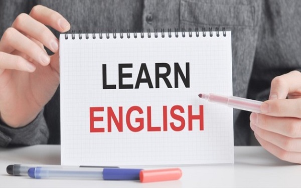 Ingl茅s B1 (III) Dirigido a<br><br> Profesionales de cualquier sector laboral.<br><br> Descripci贸n<br><br> Con este contenido de curso profesional el alumnado podr谩 utilizar el idioma de forma sencilla pero adecuada y eficaz, siendo capaz de comprender, expresarse e interactuar, tanto en forma hablada como escrita, en situaciones cotidianas, que requieran comprender y producir textos breves, en diversos registros y en lengua est谩ndar, que versen sobre aspectos b谩sicos concretos de temas generales y que contengan expresiones, estructuras y l茅xico de uso frecuente.<br><br> COMPETENCIAS<br><br> 1.Comprender lo suficiente como para satisfacer necesidades b谩sicas, identificando la intenci贸n comunicativa, el asunto, los puntos principales y el registro, formal o informal, dentro de lo est谩ndar, de mensajes breves, claros y sencillos, contextualizados y sobre asuntos conocidos.<br> 2.Extraer la informaci贸n esencial y los puntos principales de mensajes grabados o emitidos por medios audiovisuales, sobre asuntos cotidianos contextualizados, pronunciados con claridad, en buenas condiciones ac煤sticas y siempre que exista la posibilidad de volver a escuchar algunas partes m谩s dif铆ciles.<br> 3.Producir intervenciones comprensibles, adecuadas y coherentes para cumplir las funciones b谩sicas de comunicaci贸n y las relacionadas con sus intereses.<br> 4.Utilizar un repertorio ling眉铆stico b谩sico pero suficiente para hacerse comprender, aunque con un control todav铆a limitado, con necesidad de pausas, reformulaciones, gestos y apoyo gr谩fico.<br> 5.Captar la intenci贸n comunicativa, el sentido global, los puntos principales y detalles relevantes, el registro, formal o informal dentro de lo est谩ndar, de correspondencia personal habitual, as铆 como de textos sencillos sobre temas cotidianos, apoy谩ndose en el contexto, el reconocimiento de la estructura y la disposici贸n gr谩fica.<br> 6.Localizar informaci贸n espec铆fica en listados, anuncios, peri贸dicos, p谩ginas web, etc.<br> y entender normas o instrucciones sencillas, de seguridad, de uso de un aparato, etc.<br> 7.Escribir mensajes y textos sencillos, relativos a aspectos concretos conocidos, adecuados a la situaci贸n de comunicaci贸n, en un registro neutro y con un control limitado de los recursos ling眉铆sticos.<br> 8.Organizar los textos y cohesionarlos con recursos elementales, respetando razonablemente las convenciones del lenguaje escrito.<br> 9.Realizar intercambios sencillos, sin mucho esfuerzo y de manera eficaz, y participar activamente en conversaciones relacionadas con situaciones de comunicaci贸n habituales, personales o profesionales, utilizando un lenguaje est谩ndar y con la ayuda de los interlocutores.<br> 10.Comprender y escribir notas, mensajes breves o cartas sencillas, as铆 como mensajes rutinarios de car谩cter social, adecuados a la situaci贸n de comunicaci贸n, utilizando una organizaci贸n y cohesi贸n elemental, un registro neutro y un control limitado de los recursos ling眉铆sticos, reconociendo y utilizando los formatos y las convenciones de esos tipos de escritos.<br> 11.Conocer los aspectos socioculturales y las convenciones sociales m谩s relevantes en la vida diaria, as铆 como los referidos al propio 谩mbito, con el fin de plasmarlos en su comportamiento y comunicaci贸n.<br> 12.Reconocer y utilizar las f贸rmulas de saludo, de cortes铆a y de tratamiento m谩s habituales.<br> 13.Utilizar un registro formal e informal, b谩sico pero cuidado, en lengua est谩ndar y reconocer algunas expresiones coloquiales de uso frecuente, as铆 como referencias culturales elementales relacionadas con la vida cotidiana.<br> 14.Comprender los gestos, comportamientos y valores diferentes a los propios, que subyacen en los aspectos socioculturales m谩s cotidianos y evidentes.<br> 15.Alcanzar un repertorio suficiente de exponentes ling眉铆sticos par a las funciones del nivel y utilizar con correcci贸n las f贸rmulas y estructuras aprendidas.<br> 16.Conseguir un control limitado en la construcci贸n del lenguaje, con los posibles errores sistem谩ticos del nivel.<br> 17.Pronunciar de forma clara y comprensible, aunque resulte evidente el acento extranjero.<br> 18.Escribir con correcci贸n ortogr谩fica el lenguaje com煤n trabajado.<br> Apropiaci贸n de la terminolog铆a necesaria.<br><br> CRITERIOS DE EVALUACI脫N (Objetivos)<br><br> 1.Extraer la informaci贸n esencial, los puntos principales e informaci贸n espec铆fica de textos orales breves, de estructura sencilla y l茅xico de uso frecuente, sobre asuntos cotidianos, transmitidos de viva voz o por medios t茅cnicos, articulados con claridad a una velocidad lenta, en un registro formal o neutro, en contextos no interactivos.<br> 2.Comprender mensajes breves, claros y sencillos, en lengua est谩ndar, dentro de un contexto conversacional y sobre asuntos y aspectos conocidos, en un grado que permita satisfacer las necesidades b谩sicas e identificar el tema, los puntos principales y las intenciones comunicativas, as铆 como el registro formal o informal, con posibilidad de solicitar repeticiones o aclaraciones.<br> 3.Realizar intervenciones breves y sencillas, comprensibles, adecuadas y coherentes, relacionadas con sus intereses y con las necesidades de comunicaci贸n m谩s inmediatas previstas en el programa, en un registro neutro, todav铆a con pausas e interrupciones, con un repertorio y control limitado de los recursos ling眉铆sticos y con el apoyo de comunicaci贸n gestual.<br> 4.Participar en conversaciones relacionadas con las situaciones de comunicaci贸n m谩s habituales, previstas en el programa, de forma sencilla pero adecuada, reaccionando y cooperando, siempre que su interlocutor tambi茅n coopere, hable despacio, con claridad y se puedan solicitar aclaraciones.<br> 5.Extraer el sentido general, los puntos principales e informaci贸n espec铆fica de textos escritos breves, de estructura sencilla y l茅xico de uso frecuente, en un registro formal o neutro, sobre asuntos cotidianos, pudiendo releer cuando lo necesite.<br> 6.Localizar e identificar informaci贸n espec铆fica y relevante en material publicitario, divulgativo, de consulta, etc.<br> as铆 como comprender instrucciones de uso sencillas sobre aspectos de 谩mbito com煤n.<br> 7.Identificar el sentido general e informaci贸n relevante de textos descriptivos, explicativos y argumentativos, escritos con claridad y bien organizados, en los que se utilicen estructuras sencillas.<br> 8.Escribir textos sencillos, relativos a aspectos cotidianos concretos, adecuados a la situaci贸n de comunicaci贸n, con una organizaci贸n y cohesi贸n b谩sicas, en un registro neutro y con un control limitado de los recursos ling眉铆sticos.<br> 9.Comprender y escribir notas, cartas y mensajes sencillos, as铆 como mensajes rutinarios de car谩cter social, adecuados a la situaci贸n de comunicaci贸n, con una organizaci贸n y cohesi贸n b谩sicas, utilizando un registro neutro y con un repertorio y control limitado de los recursos, mostrando una actitud positiva y respetuosa hacia las opiniones y los rasgos culturales distintos de los propios.