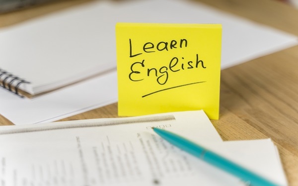 Ingl茅s B1 (IV) Dirigido a<br><br> Profesionales de cualquier sector laboral.<br><br> Descripci贸n<br><br> Con este contenido de curso profesional el alumnado podr谩 utilizar el idioma de forma sencilla pero adecuada y eficaz, siendo capaz de comprender, expresarse e interactuar, tanto en forma hablada como escrita, en situaciones cotidianas, que requieran comprender y producir textos breves, en diversos registros y en lengua est谩ndar, que versen sobre aspectos b谩sicos concretos de temas generales y que contengan expresiones, estructuras y l茅xico de uso frecuente.<br><br> COMPETENCIAS<br><br> 1.Comprender lo suficiente como para satisfacer necesidades b谩sicas, identificando la intenci贸n comunicativa, el asunto, los puntos principales y el registro, formal o informal, dentro de lo est谩ndar, de mensajes breves, claros y sencillos, contextualizados y sobre asuntos conocidos.<br> 2.Extraer la informaci贸n esencial y los puntos principales de mensajes grabados o emitidos por medios audiovisuales, sobre asuntos cotidianos contextualizados, pronunciados con claridad, en buenas condiciones ac煤sticas y siempre que exista la posibilidad de volver a escuchar algunas partes m谩s dif铆ciles.<br> 3.Producir intervenciones comprensibles, adecuadas y coherentes para cumplir las funciones b谩sicas de comunicaci贸n y las relacionadas con sus intereses.<br> 4.Utilizar un repertorio ling眉铆stico b谩sico pero suficiente para hacerse comprender, aunque con un control todav铆a limitado, con necesidad de pausas, reformulaciones, gestos y apoyo gr谩fico.<br> 5.Captar la intenci贸n comunicativa, el sentido global, los puntos principales y detalles relevantes, el registro, formal o informal dentro de lo est谩ndar, de correspondencia personal habitual, as铆 como de textos sencillos sobre temas cotidianos, apoy谩ndose en el contexto, el reconocimiento de la estructura y la disposici贸n gr谩fica.<br> 6.Localizar informaci贸n espec铆fica en listados, anuncios, peri贸dicos, p谩ginas web, etc.<br> y entender normas o instrucciones sencillas, de seguridad, de uso de un aparato, etc.<br> 7.Escribir mensajes y textos sencillos, relativos a aspectos concretos conocidos, adecuados a la situaci贸n de comunicaci贸n, en un registro neutro y con un control limitado de los recursos ling眉铆sticos.<br> 8.Organizar los textos y cohesionarlos con recursos elementales, respetando razonablemente las convenciones del lenguaje escrito.<br> 9.Realizar intercambios sencillos, sin mucho esfuerzo y de manera eficaz, y participar activamente en conversaciones relacionadas con situaciones de comunicaci贸n habituales, personales o profesionales, utilizando un lenguaje est谩ndar y con la ayuda de los interlocutores.<br> 10.Comprender y escribir notas, mensajes breves o cartas sencillas, as铆 como mensajes rutinarios de car谩cter social, adecuados a la situaci贸n de comunicaci贸n, utilizando una organizaci贸n y cohesi贸n elemental, un registro neutro y un control limitado de los recursos ling眉铆sticos, reconociendo y utilizando los formatos y las convenciones de esos tipos de escritos.<br> 11.Conocer los aspectos socioculturales y las convenciones sociales m谩s relevantes en la vida diaria, as铆 como los referidos al propio 谩mbito, con el fin de plasmarlos en su comportamiento y comunicaci贸n.<br> 12.Reconocer y utilizar las f贸rmulas de saludo, de cortes铆a y de tratamiento m谩s habituales.<br> 13.Utilizar un registro formal e informal, b谩sico pero cuidado, en lengua est谩ndar y reconocer algunas expresiones coloquiales de uso frecuente, as铆 como referencias culturales elementales relacionadas con la vida cotidiana.<br> 14.Comprender los gestos, comportamientos y valores diferentes a los propios, que subyacen en los aspectos socioculturales m谩s cotidianos y evidentes.<br> 15.Alcanzar un repertorio suficiente de exponentes ling眉铆sticos par a las funciones del nivel y utilizar con correcci贸n las f贸rmulas y estructuras aprendidas.<br> 16.Conseguir un control limitado en la construcci贸n del lenguaje, con los posibles errores sistem谩ticos del nivel.<br> 17.Pronunciar de forma clara y comprensible, aunque resulte evidente el acento extranjero.<br> 18.Escribir con correcci贸n ortogr谩fica el lenguaje com煤n trabajado.<br> Apropiaci贸n de la terminolog铆a necesaria.<br><br> CRITERIOS DE EVALUACI脫N (Objetivos)<br><br> 1.Extraer la informaci贸n esencial, los puntos principales e informaci贸n espec铆fica de textos orales breves, de estructura sencilla y l茅xico de uso frecuente, sobre asuntos cotidianos, transmitidos de viva voz o por medios t茅cnicos, articulados con claridad a una velocidad lenta, en un registro formal o neutro, en contextos no interactivos.<br> 2.Comprender mensajes breves, claros y sencillos, en lengua est谩ndar, dentro de un contexto conversacional y sobre asuntos y aspectos conocidos, en un grado que permita satisfacer las necesidades b谩sicas e identificar el tema, los puntos principales y las intenciones comunicativas, as铆 como el registro formal o informal, con posibilidad de solicitar repeticiones o aclaraciones.<br> 3.Realizar intervenciones breves y sencillas, comprensibles, adecuadas y coherentes, relacionadas con sus intereses y con las necesidades de comunicaci贸n m谩s inmediatas previstas en el programa, en un registro neutro, todav铆a con pausas e interrupciones, con un repertorio y control limitado de los recursos ling眉铆sticos y con el apoyo de comunicaci贸n gestual.<br> 4.Participar en conversaciones relacionadas con las situaciones de comunicaci贸n m谩s habituales, previstas en el programa, de forma sencilla pero adecuada, reaccionando y cooperando, siempre que su interlocutor tambi茅n coopere, hable despacio, con claridad y se puedan solicitar aclaraciones.<br> 5.Extraer el sentido general, los puntos principales e informaci贸n espec铆fica de textos escritos breves, de estructura sencilla y l茅xico de uso frecuente, en un registro formal o neutro, sobre asuntos cotidianos, pudiendo releer cuando lo necesite.<br> 6.Localizar e identificar informaci贸n espec铆fica y relevante en material publicitario, divulgativo, de consulta, etc.<br> as铆 como comprender instrucciones de uso sencillas sobre aspectos de 谩mbito com煤n.<br> 7.Identificar el sentido general e informaci贸n relevante de textos descriptivos, explicativos y argumentativos, escritos con claridad y bien organizados, en los que se utilicen estructuras sencillas.<br> 8.Escribir textos sencillos, relativos a aspectos cotidianos concretos, adecuados a la situaci贸n de comunicaci贸n, con una organizaci贸n y cohesi贸n b谩sicas, en un registro neutro y con un control limitado de los recursos ling眉铆sticos.<br> 9.Comprender y escribir notas, cartas y mensajes sencillos, as铆 como mensajes rutinarios de car谩cter social, adecuados a la situaci贸n de comunicaci贸n, con una organizaci贸n y cohesi贸n b谩sicas, utilizando un registro neutro y con un repertorio y control limitado de los recursos, mostrando una actitud positiva y respetuosa hacia las opiniones y los rasgos culturales distintos de los propios.