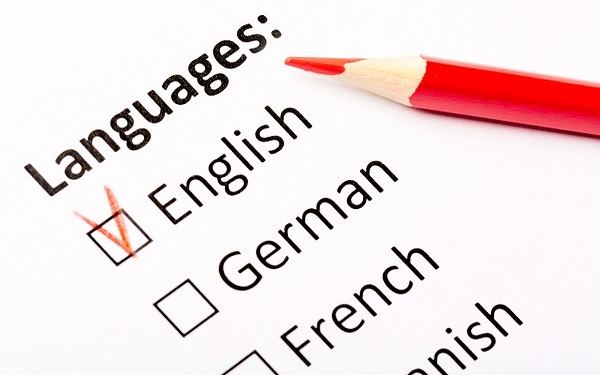Inglés B2 (II) Dirigido a<br><br> Profesionales de cualquier sector laboral.<br><br> Descripción<br><br> Con este contenido de curso profesional el alumnado podrá utilizar el idioma de forma sencilla pero adecuada y eficaz, siendo capaz de comprender, expresarse e interactuar, tanto en forma hablada como escrita, en situaciones cotidianas, que requieran comprender y producir textos breves, en diversos registros y en lengua estándar, que versen sobre aspectos básicos concretos de temas generales y que contengan expresiones, estructuras y léxico de uso frecuente.<br><br> COMPETENCIAS<br><br> 1.Comprender lo suficiente como para satisfacer necesidades básicas, identificando la intención comunicativa, el asunto, los puntos principales y el registro, formal o informal, dentro de lo estándar, de mensajes breves, claros y sencillos, contextualizados y sobre asuntos conocidos.<br> 2.Extraer la información esencial y los puntos principales de mensajes grabados o emitidos por medios audiovisuales, sobre asuntos cotidianos contextualizados, pronunciados con claridad, en buenas condiciones acústicas y siempre que exista la posibilidad de volver a escuchar algunas partes más difíciles.<br> 3.Producir intervenciones comprensibles, adecuadas y coherentes para cumplir las funciones básicas de comunicación y las relacionadas con sus intereses.<br> 4.Utilizar un repertorio lingüístico básico pero suficiente para hacerse comprender, aunque con un control todavía limitado, con necesidad de pausas, reformulaciones, gestos y apoyo gráfico.<br> 5.Captar la intención comunicativa, el sentido global, los puntos principales y detalles relevantes, el registro, formal o informal dentro de lo estándar, de correspondencia personal habitual, así como de textos sencillos sobre temas cotidianos, apoyándose en el contexto, el reconocimiento de la estructura y la disposición gráfica.<br> 6.Localizar información específica en listados, anuncios, periódicos, páginas web, etc.<br> y entender normas o instrucciones sencillas, de seguridad, de uso de un aparato, etc.<br> 7.Escribir mensajes y textos sencillos, relativos a aspectos concretos conocidos, adecuados a la situación de comunicación, en un registro neutro y con un control limitado de los recursos lingüísticos.<br> 8.Organizar los textos y cohesionarlos con recursos elementales, respetando razonablemente las convenciones del lenguaje escrito.<br> 9.Realizar intercambios sencillos, sin mucho esfuerzo y de manera eficaz, y participar activamente en conversaciones relacionadas con situaciones de comunicación habituales, personales o profesionales, utilizando un lenguaje estándar y con la ayuda de los interlocutores.<br> 10.Comprender y escribir notas, mensajes breves o cartas sencillas, así como mensajes rutinarios de carácter social, adecuados a la situación de comunicación, utilizando una organización y cohesión elemental, un registro neutro y un control limitado de los recursos lingüísticos, reconociendo y utilizando los formatos y las convenciones de esos tipos de escritos.<br> 11.Conocer los aspectos socioculturales y las convenciones sociales más relevantes en la vida diaria, así como los referidos al propio ámbito, con el fin de plasmarlos en su comportamiento y comunicación.<br> 12.Reconocer y utilizar las fórmulas de saludo, de cortesía y de tratamiento más habituales.<br> 13.Utilizar un registro formal e informal, básico pero cuidado, en lengua estándar y reconocer algunas expresiones coloquiales de uso frecuente, así como referencias culturales elementales relacionadas con la vida cotidiana.<br> 14.Comprender los gestos, comportamientos y valores diferentes a los propios, que subyacen en los aspectos socioculturales más cotidianos y evidentes.<br> 15.Alcanzar un repertorio suficiente de exponentes lingüísticos par a las funciones del nivel y utilizar con corrección las fórmulas y estructuras aprendidas.<br> 16.Conseguir un control limitado en la construcción del lenguaje, con los posibles errores sistemáticos del nivel.<br> 17.Pronunciar de forma clara y comprensible, aunque resulte evidente el acento extranjero.<br> 18.Escribir con corrección ortográfica el lenguaje común trabajado.<br> Apropiación de la terminología necesaria.<br><br> CRITERIOS DE EVALUACIÓN (Objetivos)<br><br> 1.Extraer la información esencial, los puntos principales e información específica de textos orales breves, de estructura sencilla y léxico de uso frecuente, sobre asuntos cotidianos, transmitidos de viva voz o por medios técnicos, articulados con claridad a una velocidad lenta, en un registro formal o neutro, en contextos no interactivos.<br> 2.Comprender mensajes breves, claros y sencillos, en lengua estándar, dentro de un contexto conversacional y sobre asuntos y aspectos conocidos, en un grado que permita satisfacer las necesidades básicas e identificar el tema, los puntos principales y las intenciones comunicativas, así como el registro formal o informal, con posibilidad de solicitar repeticiones o aclaraciones.<br> 3.Realizar intervenciones breves y sencillas, comprensibles, adecuadas y coherentes, relacionadas con sus intereses y con las necesidades de comunicación más inmediatas previstas en el programa, en un registro neutro, todavía con pausas e interrupciones, con un repertorio y control limitado de los recursos lingüísticos y con el apoyo de comunicación gestual.<br> 4.Participar en conversaciones relacionadas con las situaciones de comunicación más habituales, previstas en el programa, de forma sencilla pero adecuada, reaccionando y cooperando, siempre que su interlocutor también coopere, hable despacio, con claridad y se puedan solicitar aclaraciones.<br> 5.Extraer el sentido general, los puntos principales e información específica de textos escritos breves, de estructura sencilla y léxico de uso frecuente, en un registro formal o neutro, sobre asuntos cotidianos, pudiendo releer cuando lo necesite.<br> 6.Localizar e identificar información específica y relevante en material publicitario, divulgativo, de consulta, etc.<br> así como comprender instrucciones de uso sencillas sobre aspectos de ámbito común.<br> 7.Identificar el sentido general e información relevante de textos descriptivos, explicativos y argumentativos, escritos con claridad y bien organizados, en los que se utilicen estructuras sencillas.<br> 8.Escribir textos sencillos, relativos a aspectos cotidianos concretos, adecuados a la situación de comunicación, con una organización y cohesión básicas, en un registro neutro y con un control limitado de los recursos lingüísticos.<br> 9.Comprender y escribir notas, cartas y mensajes sencillos, así como mensajes rutinarios de carácter social, adecuados a la situación de comunicación, con una organización y cohesión básicas, utilizando un registro neutro y con un repertorio y control limitado de los recursos, mostrando una actitud positiva y respetuosa hacia las opiniones y los rasgos culturales distintos de los propios.