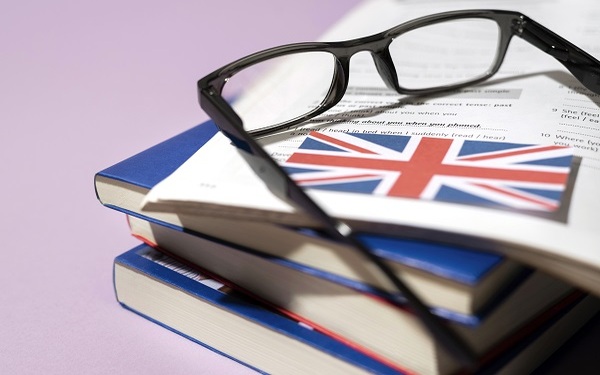 Ingl茅s A1 (Parte 1) Dirigido a<br><br> Profesionales de cualquier sector laboral.<br><br> Descripci贸n<br><br> Con este contenido de curso profesional se capacitar谩 al alumnado para utilizar el idioma con cierta seguridad y flexibilidad, receptiva y productivamente, tanto en forma hablada como escrita, as铆 como para comprender y producir textos en una variedad de lengua est谩ndar, con estructuras habituales y un repertorio l茅xico com煤n no muy idiom谩tico, y que versen sobre temas generales, cotidianos o de inter茅s personal.<br><br> COMPETENCIAS<br><br>1.Comprender el sentido general, los puntos principales e informaci贸n espec铆fica de textos orales.<br> 2.Comprender e identificar la informaci贸n esencial, los puntos principales y los detalles relevantes de textos orales emitidos por medios t茅cnicos.<br> 3.Expresarse con adecuaci贸n, eficacia y con razonable fluidez, precisi贸n y correcci贸n en una amplia gama de situaciones y temas, narrando y describiendo experiencias, sentimientos y acontecimientos, transmitiendo informaci贸n, presentando un tema conocido y justificando las propias opiniones.<br> 4.Identificar el tema, los puntos principales, el hilo argumental, los detalles relevantes y las conclusiones de textos claros y bien organizados sobre temas generales actuales o relacionados con su especialidad, as铆 como de instrucciones f谩ciles, reconociendo el tipo de texto y el registro est谩ndar, formal o informal.<br> 5.Localizar informaci贸n espec铆fica en textos m谩s extensos, procedentes de distintas fuentes, con el fin de realizar una tarea concreta.<br> 6.Escribir textos sencillos sobre temas cotidianos o de inter茅s personal, para dar y transmitir informaci贸n, expresar opiniones, sentimientos e impresiones personales, narrar, describir, justificar, parafrasear y sintetizar informaci贸n de forma coherente y con una organizaci贸n y cohesi贸n sencillas pero eficaces.<br> 7.Participar y reaccionar de forma adecuada, con cierta seguridad y fluidez en una amplia gama de situaciones.<br><br> CRITERIOS DE EVALUACI脫N (Objetivos)<br><br>1.Comprender el sentido general, la informaci贸n esencial, los puntos principales y los detalles m谩s relevantes de textos orales, claramente estructurados, en lengua est谩ndar, referentes a asuntos y temas generales o conocidos, pronunciados a velocidad media, buenas condiciones ac煤sticas y con posibilidad de repeticiones.<br> 2.Participar en conversaciones relacionadas con una variedad de temas generales y sobre asuntos menos corrientes, de forma organizada y adecuada a la situaci贸n de comunicaci贸n, reaccionando y cooperando con una correcci贸n, fluidez y espontaneidad que permitan la interacci贸n, aunque a veces sea a煤n necesario el cierto apoyo del interlocutor.<br> 3.Comprender el sentido general, los puntos principales y los detalles m谩s relevantes de textos escritos claros y bien organizados, en lengua est谩ndar, incluso extensos, procedentes de diversas fuentes y referidos a la actualidad, la cultura o relacionados con sus intereses o su especialidad.<br> 4.Escribir textos claros y detallados de diversa tipolog铆a, con diferentes prop贸sitos, con correcci贸n formal, la cohesi贸n, la coherencia y el registro adecuados, en los que se solicita o se transmite informaci贸n, se describen o narran acontecimientos conocidos, hechos imaginarios, sue帽os, deseos, sentimientos, reacciones y deseos, se justifican brevemente opiniones y se explican planes y proyectos.