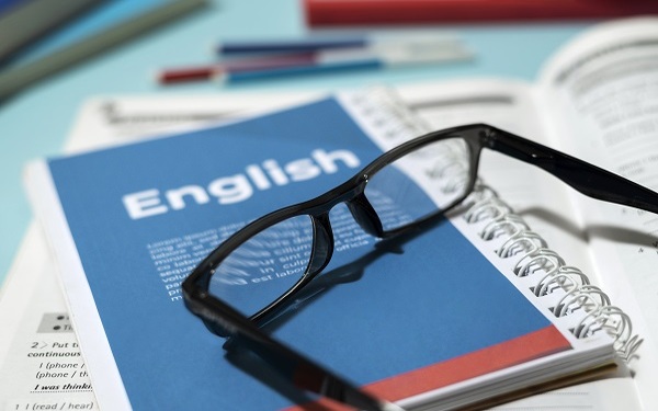 Ingl茅s A1 (Parte 2) Dirigido a<br><br> Profesionales de cualquier sector laboral.<br><br> Descripci贸n<br><br> Con este contenido de curso profesional se capacitar谩 al alumnado para utilizar el idioma con cierta seguridad y flexibilidad, receptiva y productivamente, tanto en forma hablada como escrita, as铆 como para comprender y producir textos en una variedad de lengua est谩ndar, con estructuras habituales y un repertorio l茅xico com煤n no muy idiom谩tico, y que versen sobre temas generales, cotidianos o de inter茅s personal.<br><br> COMPETENCIAS<br><br> 1.Comprender el sentido general, los puntos principales e informaci贸n espec铆fica de textos orales.<br> 2.Comprender e identificar la informaci贸n esencial, los puntos principales y los detalles relevantes de textos orales emitidos por medios t茅cnicos.<br> 3.Expresarse con adecuaci贸n, eficacia y con razonable fluidez, precisi贸n y correcci贸n en una amplia gama de situaciones y temas, narrando y describiendo experiencias, sentimientos y acontecimientos, transmitiendo informaci贸n, presentando un tema conocido y justificando las propias opiniones.<br> 4.Identificar el tema, los puntos principales, el hilo argumental, los detalles relevantes y las conclusiones de textos claros y bien organizados sobre temas generales actuales o relacionados con su especialidad, as铆 como de instrucciones f谩ciles, reconociendo el tipo de texto y el registro est谩ndar, formal o informal.<br> 5.Localizar informaci贸n espec铆fica en textos m谩s extensos, procedentes de distintas fuentes, con el fin de realizar una tarea concreta.<br> 6.Escribir textos sencillos sobre temas cotidianos o de inter茅s personal, para dar y transmitir informaci贸n, expresar opiniones, sentimientos e impresiones personales, narrar, describir, justificar, parafrasear y sintetizar informaci贸n de forma coherente y con una organizaci贸n y cohesi贸n sencillas pero eficaces.<br> 7.Participar y reaccionar de forma adecuada, con cierta seguridad y fluidez en una amplia gama de situaciones.<br><br> CRITERIOS DE EVALUACI脫N (Objetivos)<br><br> 1.Comprender el sentido general, la informaci贸n esencial, los puntos principales y los detalles m谩s relevantes de textos orales, claramente estructurados, en lengua est谩ndar, referentes a asuntos y temas generales o conocidos, pronunciados a velocidad media, buenas condiciones ac煤sticas y con posibilidad de repeticiones.<br> 2.Participar en conversaciones relacionadas con una variedad de temas generales y sobre asuntos menos corrientes, de forma organizada y adecuada a la situaci贸n de comunicaci贸n, reaccionando y cooperando con una correcci贸n, fluidez y espontaneidad que permitan la interacci贸n, aunque a veces sea a煤n necesario el cierto apoyo del interlocutor.<br> 3.Comprender el sentido general, los puntos principales y los detalles m谩s relevantes de textos escritos claros y bien organizados, en lengua est谩ndar, incluso extensos, procedentes de diversas fuentes y referidos a la actualidad, la cultura o relacionados con sus intereses o su especialidad.<br> 4.Escribir textos claros y detallados de diversa tipolog铆a, con diferentes prop贸sitos, con correcci贸n formal, la cohesi贸n, la coherencia y el registro adecuados, en los que se solicita o se transmite informaci贸n, se describen o narran acontecimientos conocidos, hechos imaginarios, sue帽os, deseos, sentimientos, reacciones y deseos, se justifican brevemente opiniones y se explican planes y proyectos.