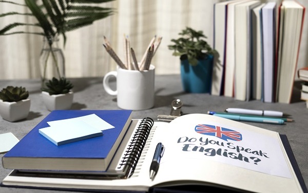 Ingl茅s A1 (IV) Dirigido a<br><br> Profesionales de cualquier sector laboral.<br><br> Descripci贸n<br><br> Con este contenido de curso profesional se capacitar谩 al alumnado para utilizar el idioma con soltura y eficacia en situaciones habituales que requieran comprender, producir y tratar textos orales y escritos complejos, en una variedad de lengua est谩ndar, con un repertorio l茅xico amplio y que versen sobre temas generales, actuales o propios del campo de especializaci贸n del hablante.<br><br> COMPETENCIAS<br><br> 1.Comprensi贸n oral: Comprender el sentido general, la informaci贸n esencial, los puntos principales, los detalles espec铆ficos y las opiniones y actitudes de los hablantes, en una amplia gama de textos orales extensos y ling眉铆sticamente complejos, en una variedad de lengua est谩ndar, que traten de temas tanto concretos como abstractos.<br> 2.Expresi贸n oral: Producir textos orales extensos, cohesionados, bien organizados, claros y detallados sobre una amplia variedad de temas tanto concretos como abstractos, as铆 como defender un punto de vista sobre temas generales o relacionados con la propia especialidad, indicando los pros y los contras de las distintas opciones.<br> 3.Comprensi贸n escrita: Leer con un alto grado de independencia captando el sentido general, la informaci贸n esencial, los puntos principales, los detalles espec铆ficos y las opiniones y actitudes de los autores, en una amplia gama de textos escritos extensos, bien organizados, conceptual y ling眉铆sticamente complejos que traten de temas tanto concretos como abstractos, y contar con un amplio vocabulario activo de lectura, aunque tenga alguna dificultad con expresiones poco frecuentes.<br> 4.Expresi贸n escrita: Escribir textos claros y detallados, ling眉铆sticamente complejos en los que se da, transmite e intercambia informaci贸n e ideas sobre una amplia variedad de temas relacionados, o no, con los propios intereses y especialidad, o se defiende un punto de vista sobre temas generales, indicando los pros y los contras de las distintas opciones, o sintetizando y evaluando informaci贸n y argumentos procedentes de varias fuentes.<br> 5.Interacci贸n oral y escrita: Tomar parte activa en conversaciones y discusiones, formales e informales, comprendiendo las intenciones y actitudes de los interlocutores, desenvolvi茅ndose con un grado de correcci贸n, fluidez y naturalidad que permita que la comunicaci贸n se realice sin esfuerzo por parte del hablante y sus interlocutores. Escribir cartas, mensajes o notas, en cualquier soporte, en las que se expresan noticias y puntos de vista con eficacia, se transmite cierta emoci贸n, se resalta la importancia personal de hechos y experiencias, y se comentan las noticias y los puntos de vista del interlocutor o de otras personas, adecuando el registro y el estilo al destinatario, a la intenci贸n y al prop贸sito comunicativo.<br><br> CRITERIOS DE EVALUACI脫N (Objetivos)<br><br>1.Comprensi贸n oral: Extraer informaci贸n global y espec铆fica en textos orales extensos y ling眉铆sticamente complejos, claramente estructurados, referidos a temas tanto concretos como abstractos, articulados con claridad a velocidad normal en lengua est谩ndar y transmitidos de viva voz o por medios t茅cnicos, incluso en entornos moderadamente ruidosos.<br> 2.Expresi贸n e interacci贸n oral: Producir textos orales extensos, claros, detallados y bien organizados sobre temas diversos, tanto concretos como abstractos, y participar en conversaciones cara a cara o por medios t茅cnicos, con una pronunciaci贸n y entonaci贸n claras y un grado de correcci贸n, fluidez y naturalidad que permita que la comunicaci贸n se realice sin esfuerzo por parte del hablante o sus interlocutores, aunque se cometan errores espor谩dicos.<br> 3.Comprensi贸n escrita: Identificar el sentido general, la informaci贸n esencial, los puntos principales y los detalles m谩s relevantes de textos extensos y complejos, escritos en lengua est谩ndar, sobre una amplia variedad de temas, tanto concretos como abstractos, adaptando el estilo y la velocidad de lectura a los distintos textos y finalidades, en soportes tradicionales o utilizando las tecnolog铆as de la informaci贸n y la comunicaci贸n.<br> 4.Expresi贸n e interacci贸n escrita: Escribir textos detallados, conceptual y ling眉铆sticamente complejos, claramente estructurados en soporte tradicional o utilizando las tecnolog铆as de la informaci贸n y la comunicaci贸n, en los que se transmite e intercambia informaci贸n, ideas y opiniones sobre temas diversos concretos y abstractos, adecuando el texto al interlocutor, a la intenci贸n comunicativa y a la situaci贸n de comunicaci贸n.