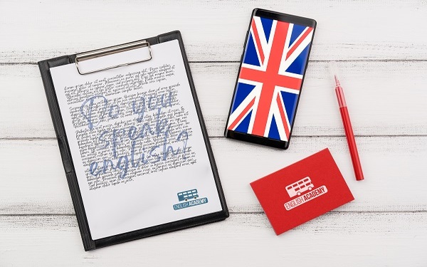 Ingl茅s A2 (Parte 2) Dirigido a<br><br> Profesionales de cualquier sector laboral.<br><br> Descripci贸n<br><br> Con este contenido de curso profesional se capacitar谩 al alumnado para utilizar el idioma con soltura y eficacia en situaciones habituales que requieran comprender, producir y tratar textos orales y escritos complejos, en una variedad de lengua est谩ndar, con un repertorio l茅xico amplio y que versen sobre temas generales, actuales o propios del campo de especializaci贸n del hablante.<br><br> COMPETENCIAS<br><br> 1.Comprensi贸n oral: Comprender el sentido general, la informaci贸n esencial, los puntos principales, los detalles espec铆ficos y las opiniones y actitudes de los hablantes, en una amplia gama de textos orales extensos y ling眉铆sticamente complejos, en una variedad de lengua est谩ndar, que traten de temas tanto concretos como abstractos.<br> 2.Expresi贸n oral: Producir textos orales extensos, cohesionados, bien organizados, claros y detallados sobre una amplia variedad de temas tanto concretos como abstractos, as铆 como defender un punto de vista sobre temas generales o relacionados con la propia especialidad, indicando los pros y los contras de las distintas opciones.<br> 3.Comprensi贸n escrita: Leer con un alto grado de independencia captando el sentido general, la informaci贸n esencial, los puntos principales, los detalles espec铆ficos y las opiniones y actitudes de los autores, en una amplia gama de textos escritos extensos, bien organizados, conceptual y ling眉铆sticamente complejos que traten de temas tanto concretos como abstractos, y contar con un amplio vocabulario activo de lectura, aunque tenga alguna dificultad con expresiones poco frecuentes.<br> 4.Expresi贸n escrita: Escribir textos claros y detallados, ling眉铆sticamente complejos en los que se da, transmite e intercambia informaci贸n e ideas sobre una amplia variedad de temas relacionados, o no, con los propios intereses y especialidad, o se defiende un punto de vista sobre temas generales, indicando los pros y los contras de las distintas opciones, o sintetizando y evaluando informaci贸n y argumentos procedentes de varias fuentes.<br> 5.Interacci贸n oral y escrita: Tomar parte activa en conversaciones y discusiones, formales e informales, comprendiendo las intenciones y actitudes de los interlocutores, desenvolvi茅ndose con un grado de correcci贸n, fluidez y naturalidad que permita que la comunicaci贸n se realice sin esfuerzo por parte del hablante y sus interlocutores.<br> Escribir cartas, mensajes o notas, en cualquier soporte, en las que se expresan noticias y puntos de vista con eficacia, se transmite cierta emoci贸n, se resalta la importancia personal de hechos y experiencias, y se comentan las noticias y los puntos de vista del interlocutor o de otras personas, adecuando el registro y el estilo al destinatario, a la intenci贸n y al prop贸sito comunicativo.<br><br> CRITERIOS DE EVALUACI脫N (Objetivos)<br><br>1.Comprensi贸n oral: Extraer informaci贸n global y espec铆fica en textos orales extensos y ling眉铆sticamente complejos, claramente estructurados, referidos a temas tanto concretos como abstractos, articulados con claridad a velocidad normal en lengua est谩ndar y transmitidos de viva voz o por medios t茅cnicos, incluso en entornos moderadamente ruidosos.<br> 2.Expresi贸n e interacci贸n oral: Producir textos orales extensos, claros, detallados y bien organizados sobre temas diversos, tanto concretos como abstractos, y participar en conversaciones cara a cara o por medios t茅cnicos, con una pronunciaci贸n y entonaci贸n claras y un grado de correcci贸n, fluidez y naturalidad que permita que la comunicaci贸n se realice sin esfuerzo por parte del hablante o sus interlocutores, aunque se cometan errores espor谩dicos.<br> 3.Comprensi贸n escrita: Identificar el sentido general, la informaci贸n esencial, los puntos principales y los detalles m谩s relevantes de textos extensos y complejos, escritos en lengua est谩ndar, sobre una amplia variedad de temas, tanto concretos como abstractos, adaptando el estilo y la velocidad de lectura a los distintos textos y finalidades, en soportes tradicionales o utilizando las tecnolog铆as de la informaci贸n y la comunicaci贸n.<br> 4.Expresi贸n e interacci贸n escrita: Escribir textos detallados, conceptual y ling眉铆sticamente complejos, claramente estructurados en soporte tradicional o utilizando las tecnolog铆as de la informaci贸n y la comunicaci贸n, en los que se transmite e intercambia informaci贸n, ideas y opiniones sobre temas diversos concretos y abstractos, adecuando el texto al interlocutor, a la intenci贸n comunicativa y a la situaci贸n de comunicaci贸n.