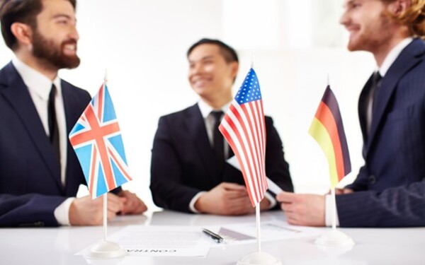 Inglés Gestión Comercial Parte 1 Dirigido a<br><br> Profesionales del área de ventas, gestión de la información y comunicación.<br><br> Descripción<br><br> Con este contenido de curso profesional, el alumnado aprenderá a resolver de forma correcta y fluida las labores de gestión administrativa de las relaciones comerciales/empresariales en lengua inglesa, desarrollando los procesos de comprensión y expresión oral y escrita generados por esa actividad.<br><br> COMPETENCIAS<br><br> 1.Iniciativa y disposición activa a la utilización de la lengua extranjera.<br> 2.Fomento de la creatividad para utilizar mensajes y expresiones previamente aprendidas en diferentes situaciones de comunicación.<br> 3.Actitud positiva hacia la interpretación de indicios y mensajes implícitos en la comunicación.<br> 4.Concienciación de la necesidad de contar con competencia lingüística en inglés para identificar objetivos internacionales y realizar transacciones comerciales en la empresa actual.<br> 5.Interés y gusto por la corrección formal en el lenguaje para que la comunicación recoja con fidelidad las intenciones de los interlocutores.<br> 6.Concienciación de la importancia de comunicarse oralmente con fluidez y espontaneidad con agentes, clientes y / o proveedores internacionales en situaciones de comunicación internacional o distancia, interactuando para favorecer la relación con el cliente y la ejecución de operaciones.<br> 7.Desarrollo de una actitud positiva hacía la internacionalización y la gestión de sus procedimientos, entendiendo sus riesgos y la operativa.<br> 8.Adquisición y desarrollo de las habilidades de inteligencia emocional para gestionar de manera eficiente las reclamaciones e incidencias de los clientes y dar con soluciones que satisfagan al cliente.<br><br> CRITERIOS DE EVALUACIÓN (Objetivos)<br><br> 1.Atender al cliente inglés.<br> 2.Expresar interés, sorpresa, negación, confirmación, e indignación.<br> 3.Expresar opiniones, de forma oral y escrita.<br> 4.Utilizar correctamente frases de cortesía, de acuerdo, y desacuerdo.<br> 5.Realizar y aceptar sugerencias.<br> Propuesta y aceptación de consejos.<br> 6.Mantener una conversación de forma fluida y correcta.<br> 7.Tomar y anotar de recados telefónicos.<br> 8.Grabar un mensaje en el buzón de voz/contestador.<br> 9.Interpretación de mensajes en inglés dejados en el buzón de voz/contestador.<br> 10.Resolver una reclamación de un/a cliente utilizando las estructuras adecuadas para informarse, interpretando la información recibida y dando respuesta a la reclamación.<br> 11.Presentar productos y servicios en inglés.<br> 12.Interpretar pedidos de compra y facturas en inglés.<br> 13.Traducir emails, cartas y/o faxes en inglés 14.Redactar cartas y/o correos en inglés a partir de distintos mensajes comerciales elaborados en español.<br> 15.Tomar notas en inglés, confeccionar del acta y orden del día en una reunión de trabajo.<br> 16.Traducir al inglés catálogos de productos o de partes del mismo.<br> 17.Incorporar datos a bases de datos en inglés.
