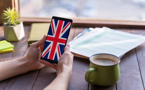 Inglés para la Restauración Parte 2 Dirigido a<br><br> Profesionales del sector restauración.<br><br> Descripción<br><br> Con este contenido de curso profesional, el alumnado aprenderá a aplicar los fundamentos adquiridos de la lengua inglesa pudiendo comunicarse con uno o varios interlocutores en relación con la resolución de situaciones laborales del sector de la restauración.<br><br> COMPETENCIAS<br><br> 1.Iniciativa y disposición activa a la utilización de la lengua extranjera.<br> 2.Fomento de la creatividad para utilizar mensajes y expresiones previamente aprendidas en diferentes situaciones de comunicación.<br> 3.Actitud positiva hacia la interpretación de indicios y mensajes implícitos en la comunicación.<br> 4.Concienciación de la necesidad de contar con competencia lingüística en inglés para identificar objetivos internacionales y realizar transacciones comerciales en la empresa actual.<br> 5.Interés y gusto por la corrección formal en el lenguaje para que la comunicación recoja con fidelidad las intenciones de los interlocutores.<br> 6.Concienciación de la importancia de comunicarse oralmente con fluidez y espontaneidad con agentes, clientes y / o proveedores internacionales en situaciones de comunicación internacional o distancia, interactuando para favorecer la relación con el cliente y la ejecución de operaciones.<br> 7.Desarrollo de una actitud positiva hacía la internacionalización y la gestión de sus procedimientos, entendiendo sus riesgos y la operativa.<br> 8.Adquisición y desarrollo de las habilidades de inteligencia emocional para gestionar de manera eficiente las reclamaciones e incidencias de los clientes y dar con soluciones que satisfagan al cliente.<br><br> CRITERIOS DE EVALUACIÓN (Objetivos)<br><br> 1.Saber desenvolverse en habla inglesa en situaciones laborales.<br> 2.Asimilar del vocabulario y gramática inglesa en relación con la restauración.<br> 3.Poder mantener una conversación fluida con clientes de habla inglesa.<br> 4.Realizar las labores de atención al cliente en la restauración.